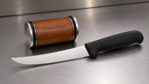 Filetkniv med buet blad lagt ved siden af en rullesliber